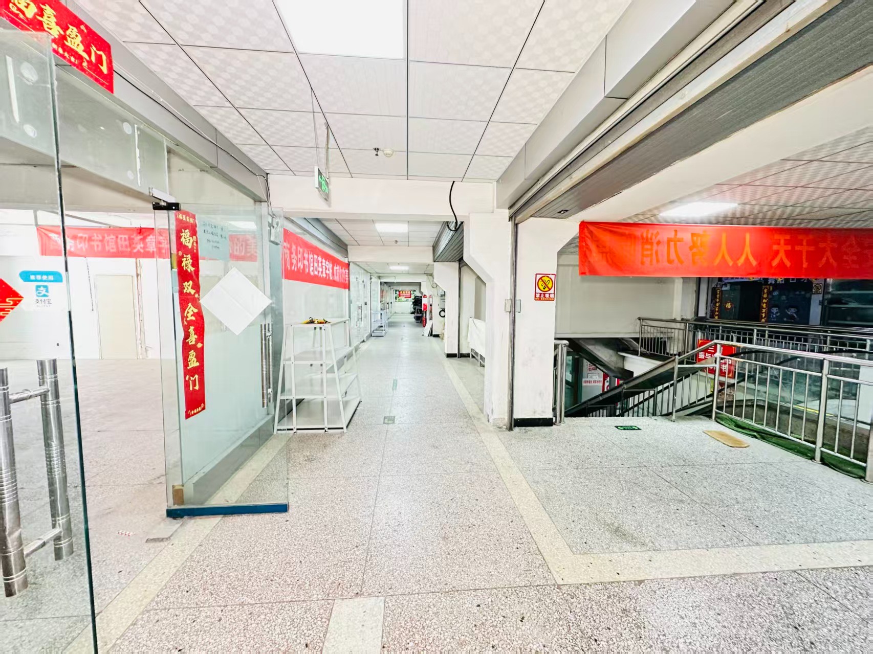 新村南街引入人工智能技术应用场景，推动AI与商业、零售、电商、企业服务等领域融合发展。